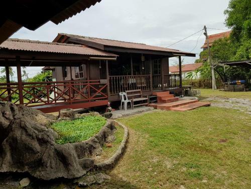 Kampong Style Homstay 10 Meter To Beach