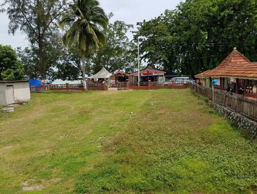 Kampong Style Homstay 10 Meter To Beach