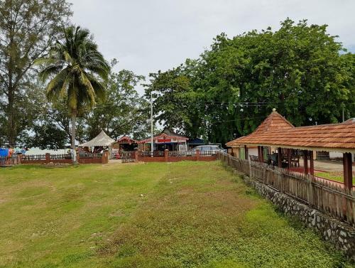 Kampong Style Homstay 10 Meter To Beach