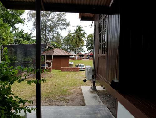 Kampong Style Homstay 10 Meter To Beach