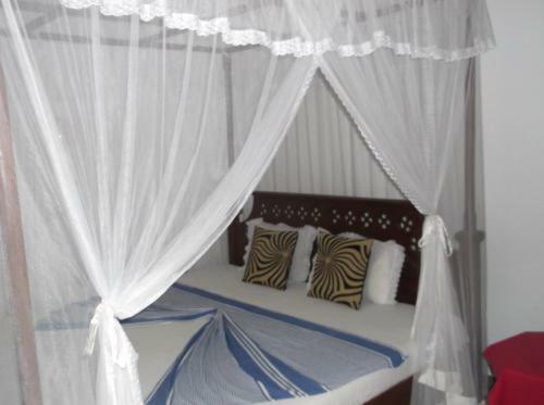 Hostal White Flower Gust Hose In Unawatuna
