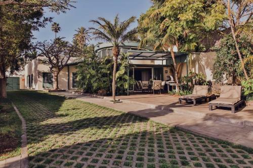 The Circular Villa - Jacuzzi, Hiking & Vineyards
