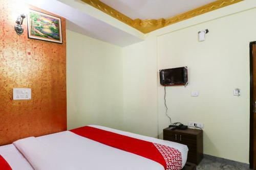 Hotel Vaccinated Staff - Oyo 62768 Gm Royals