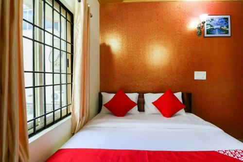 Hotel Vaccinated Staff - Oyo 62768 Gm Royals