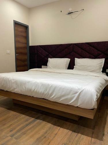Hotel Wide Road