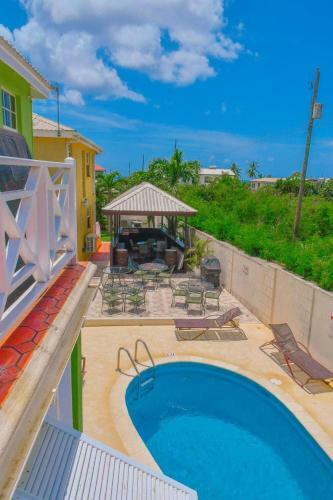 Two Bedroom Apartment With Pool Located In A Quiet Community