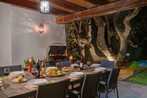 Villa With Private Pool And Garden In Marbella