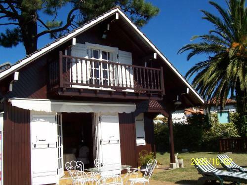 Casa De Madera Sobre El Mar