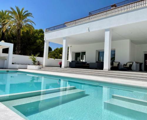 Luxury Seaside Villa With Private Pool In Cabo Roig