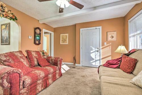 Welcoming Mobile Getaway About 11 Mi To Marinas!