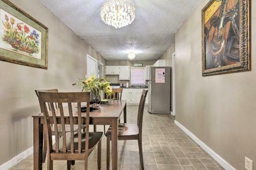 Welcoming Mobile Getaway About 11 Mi To Marinas!