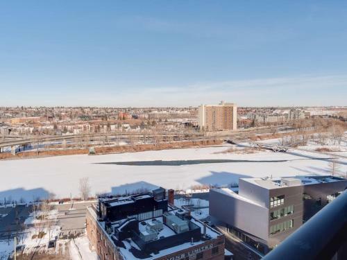 New Sweeping Views Luxury 2br Suite Pool Table, Rooftop Patio, Bbq, Coffee