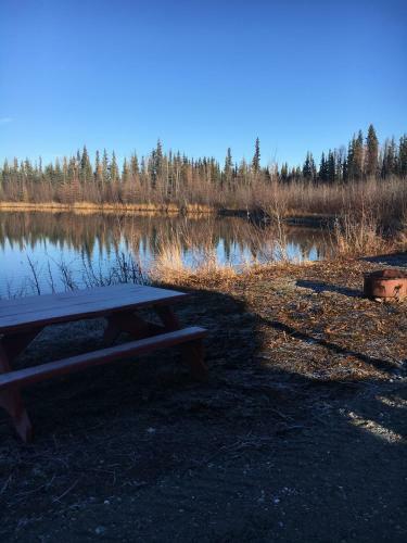 Hostal Alaska Log Cabins On The Pond