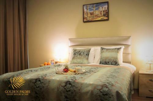 Hostal Golden Palms Guest House & Cafe