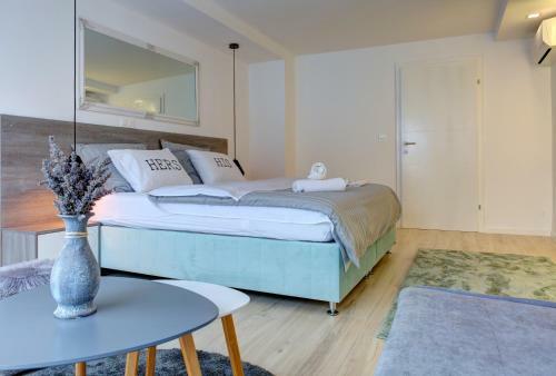 Emerald Apartment