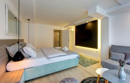 Emerald Apartment