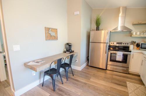 Motel Colony Suites