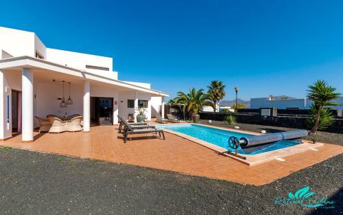 Remarkable 3-bed Villa In Playa Blanca
