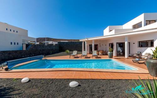 Remarkable 3-bed Villa In Playa Blanca