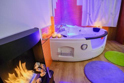 Cottage With Jacuzzi And Fireplace In The Room