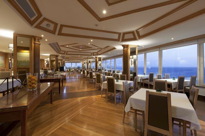 Carcavelos Beach Hotel