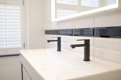 Fabulous Apartments In Ch�telain Area