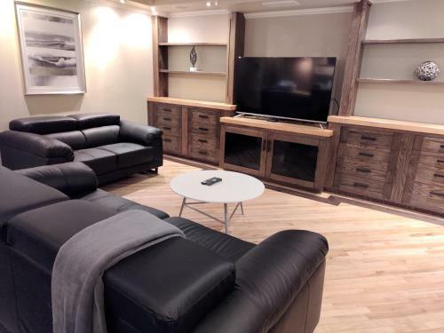 Apartamento Luxury One Bed/bath Condo W/ Parking On Whyte Ave