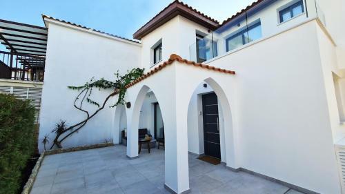Phaedrus Living: Seaview Luxury Villa Venus