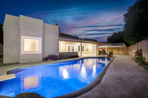Spacious & Updated House Pool