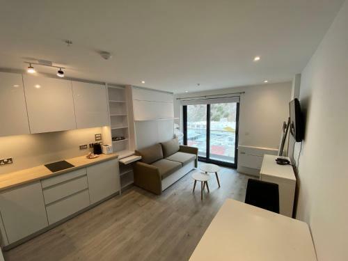 Modern Studio Apartment At The Hub