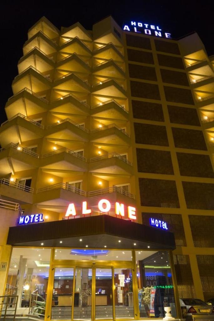 Hotel Alone