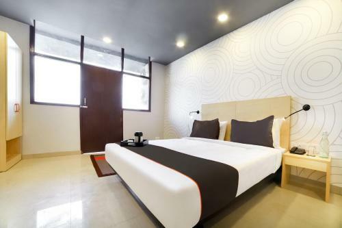 Hotel Collection O 39643 Chandan Hola Rd