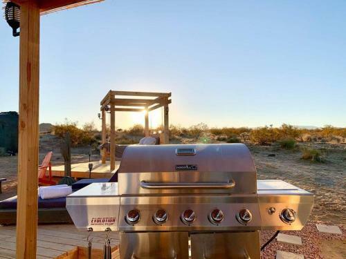 Jthavn - Joshua Tree Remote Airstream Swing Bed Stargazing!