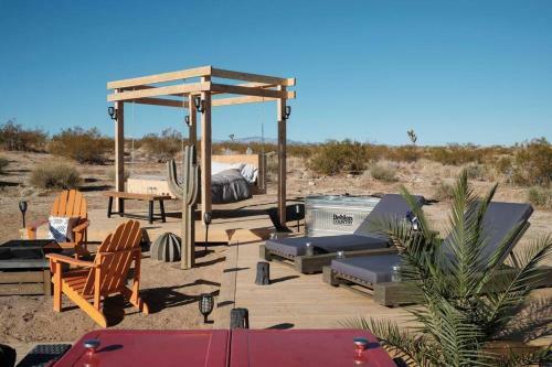 Jthavn - Joshua Tree Remote Airstream Swing Bed Stargazing!