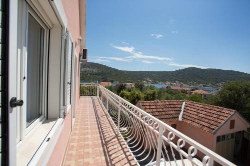 Apartments With A Parking Space Vinisce, Trogir - 18073