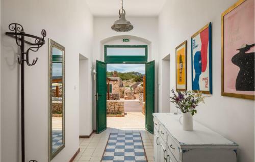 Nice Home In Vis With Jacuzzi, Wifi And 2 Bedrooms