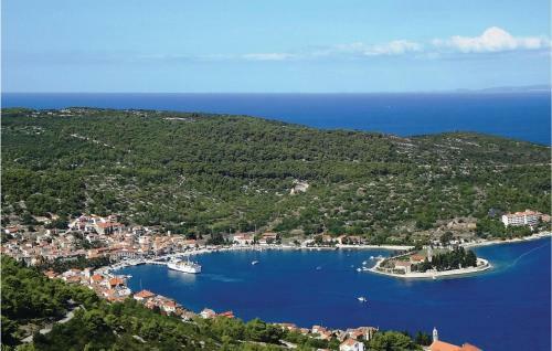 Nice Home In Vis With Jacuzzi, Wifi And 2 Bedrooms
