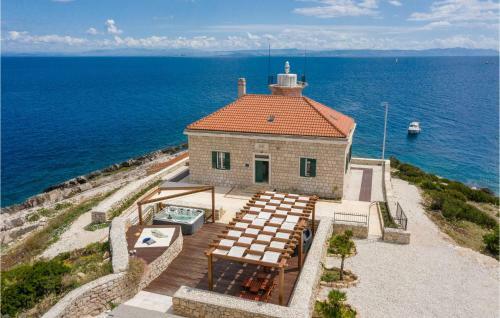 Nice Home In Vis With Jacuzzi, Wifi And 2 Bedrooms