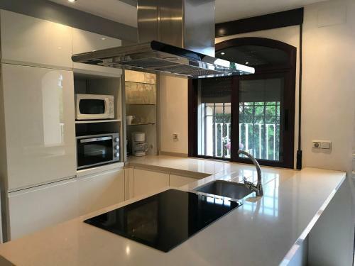 Luxurious Villa. Pr�vate Pool, Padel Court. Subway