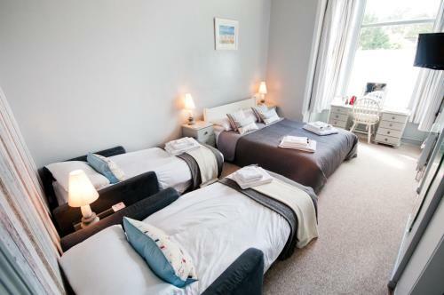 Bed & Breakfast Waves In