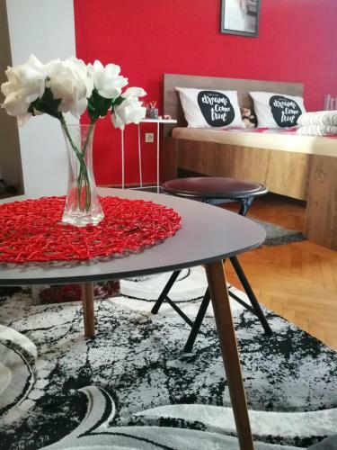 Apartman Red Wall
