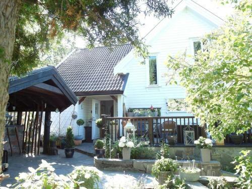 Charming 2-bed Apartment In Faervik South Norway