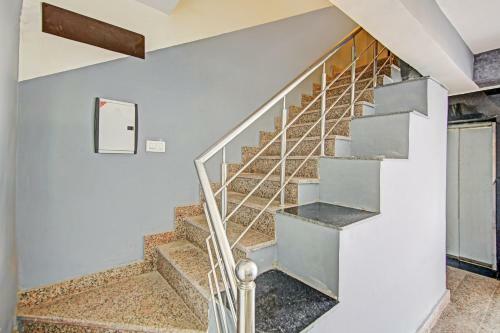 Oyo 81095 Apurwa Hotels