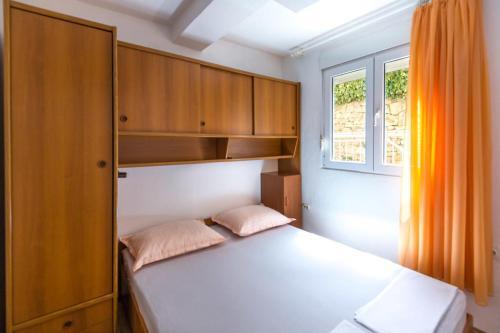 Apartments With A Parking Space Makarska - 17072