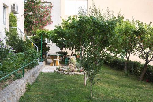 Apartments With A Parking Space Makarska - 17072