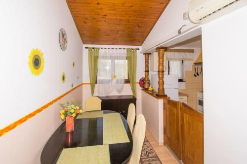 Apartment Ivo With Shared Swimming Pool