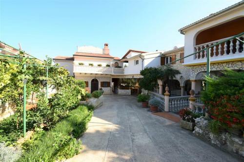 Apartment Ivo With Shared Swimming Pool