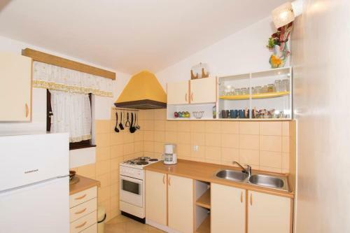 Apartment Ivo With Shared Swimming Pool