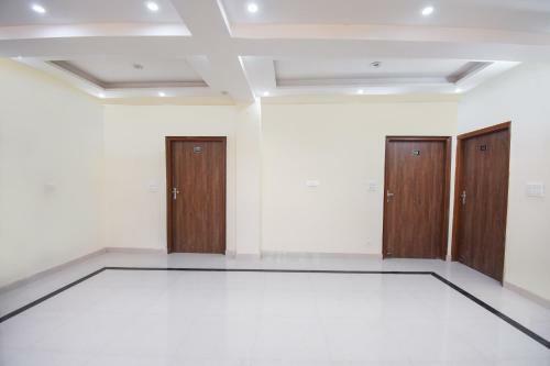 Oyo 66918 Hotel Silver