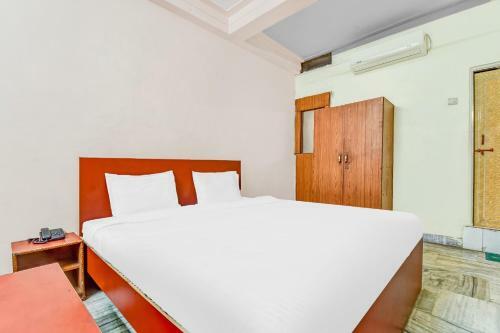 Capital O 82585 Honey Hotel